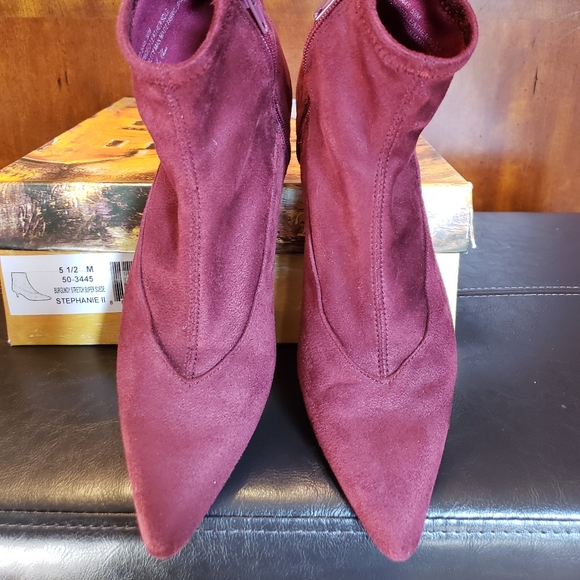 Bella Vita Stephanie II Ankle Kitten Heel Booties - Picture 5 of 5